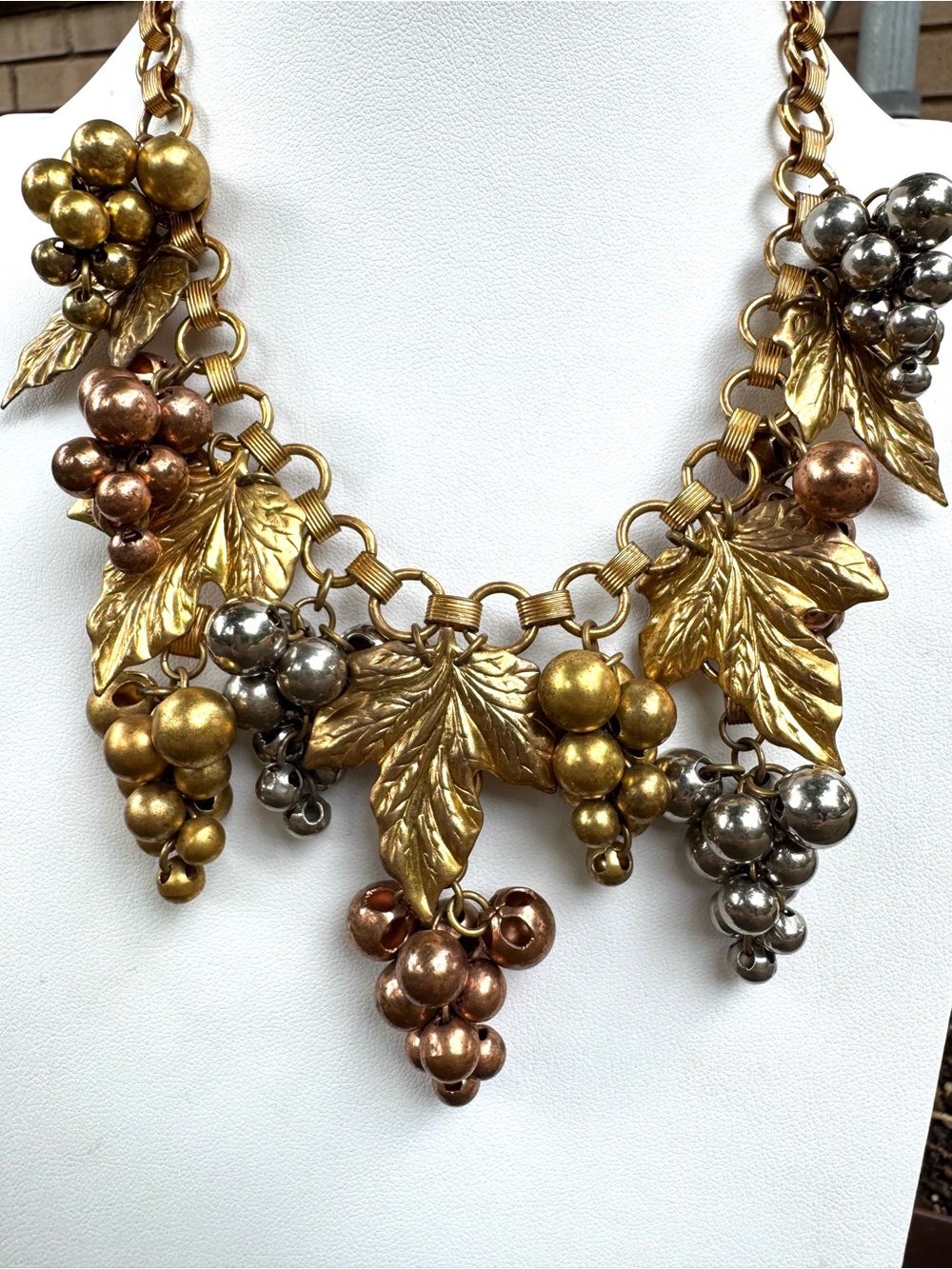 VINTAGE 1940s Copper, Gold-tone, & Silver-tone Grape Cluster Book-chain Necklace - Picture 7 of 11